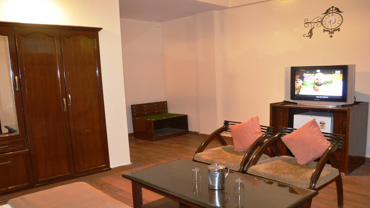 Oyo 19024 Majestic Oak Bush Hotel Mussoorie Bagian luar foto